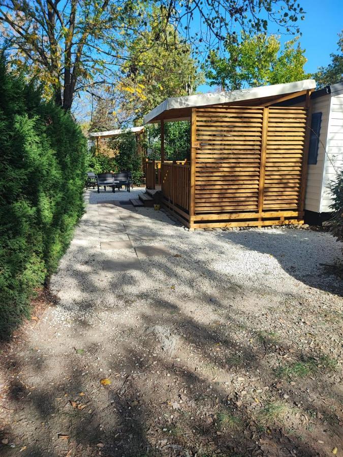 mobil home tout confort 6 personnes climatisé au pied du Luberon La Roque-d'Antheron Exterior foto