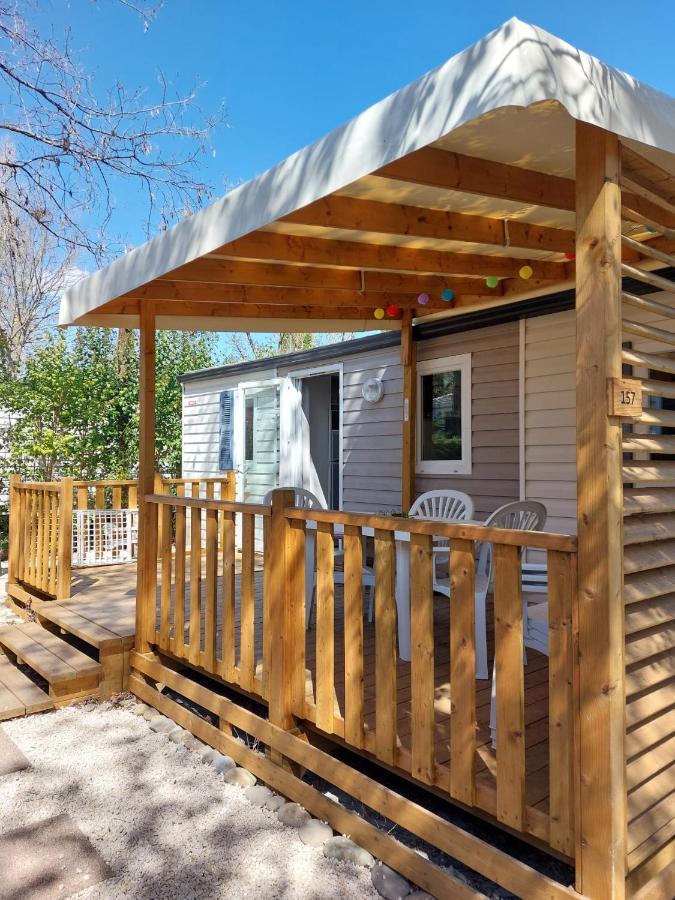 mobil home tout confort 6 personnes climatisé au pied du Luberon La Roque-d'Antheron Exterior foto